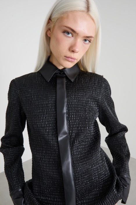 Camisa con volantes elásticos