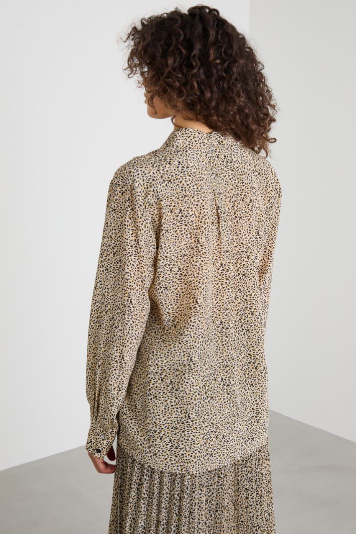 Patterned crepe shirt Intrend - 2