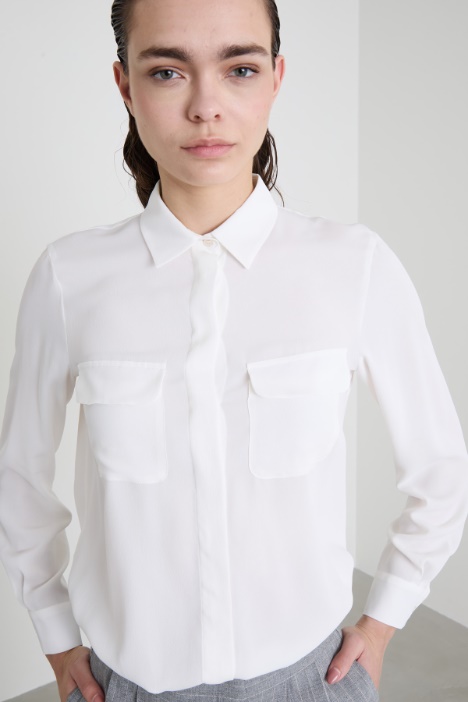 Camicia in crépe con taschini