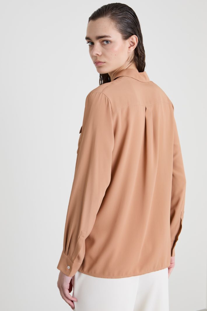 Pocket T-shirt in crepe fabric Intrend - 2
