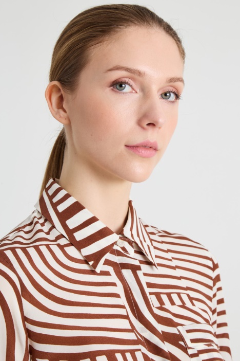 Camicia con stampa grafica