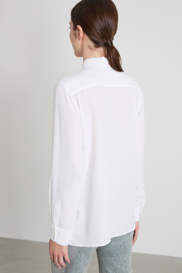 Camisa de seda con detalle de flores Intrend - 2