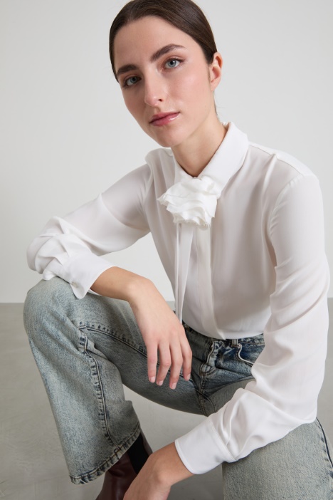 Camicia in seta con fiore