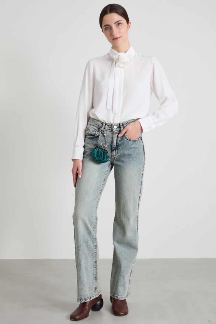 Camisa de seda con detalle de flores Intrend