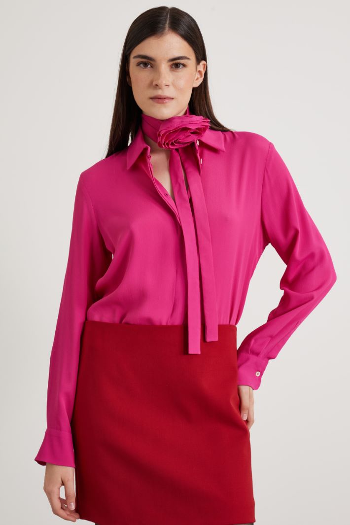 Camisa de seda con detalle de flores Intrend - 3