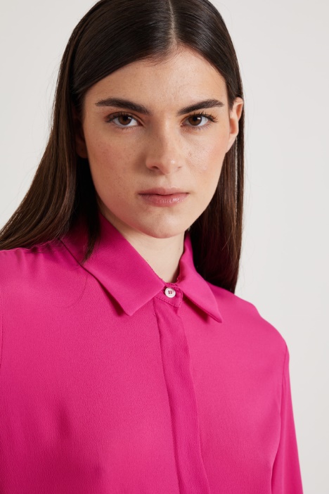 Camicia in seta con fiore