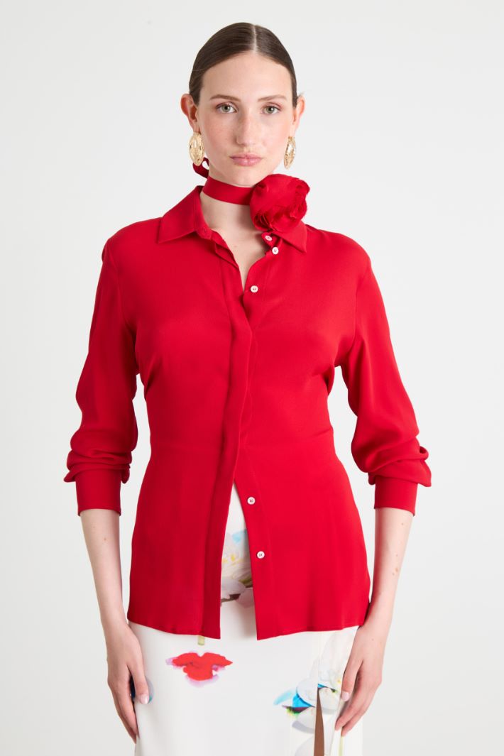 Camisa de seda con detalle de flores Intrend - 3