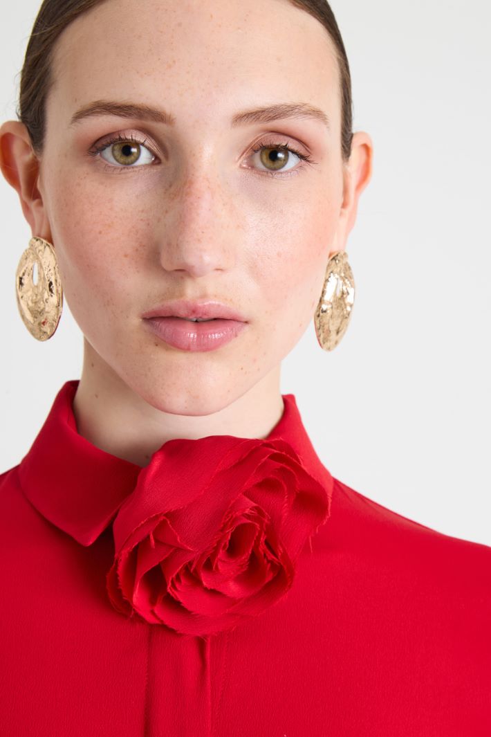 Camisa de seda con detalle de flores Intrend - 4