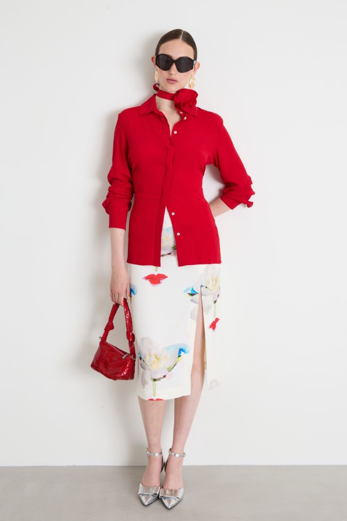 Camisa de seda con detalle de flores Intrend