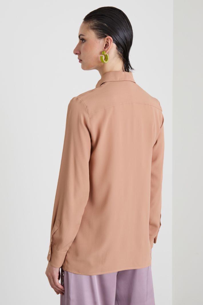 Camisa de seda con detalle de flores Intrend - 2