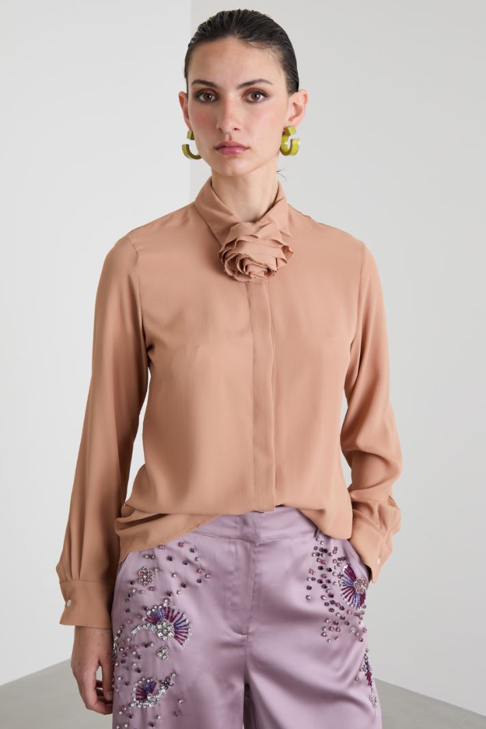 Camisa de seda con detalle de flores Intrend - 3
