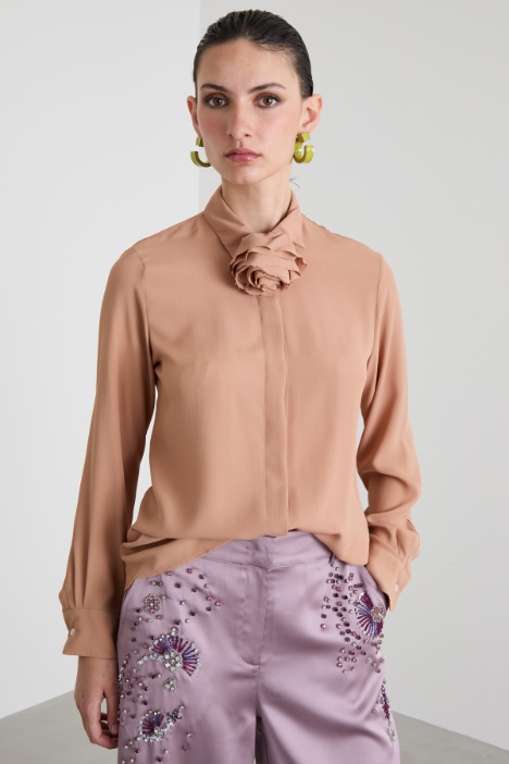 Camicia in seta con fiore Intrend