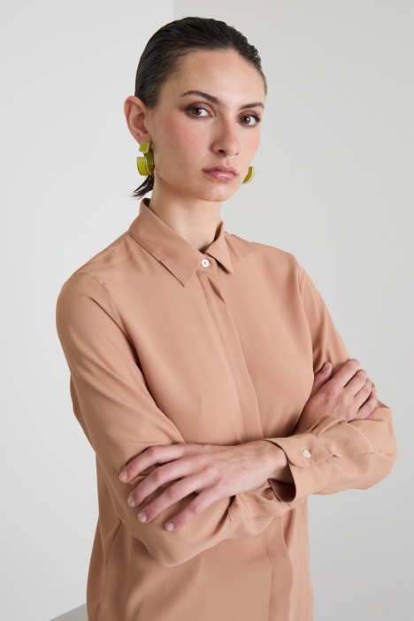 Camisa de seda con detalle de flores