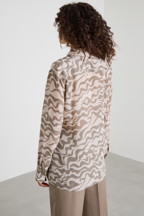 Camisa de crepé con flor