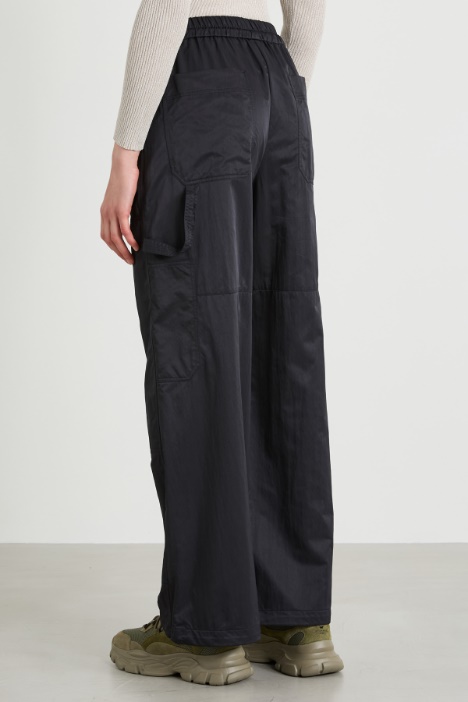 Pantaloni cargo in raso