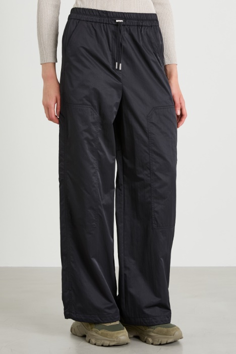 Pantaloni cargo in raso