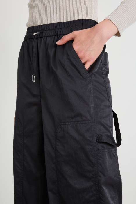 Pantaloni cargo in raso