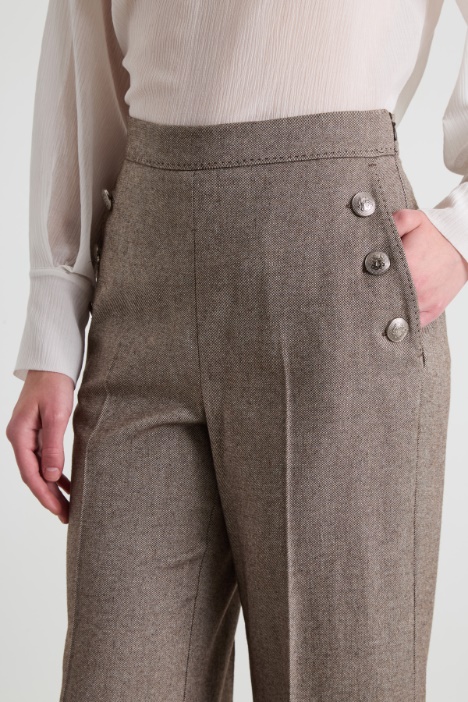 Pantaloni con bottoni