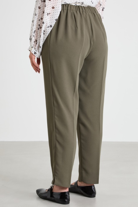 Pantaloni in crépe envers satin