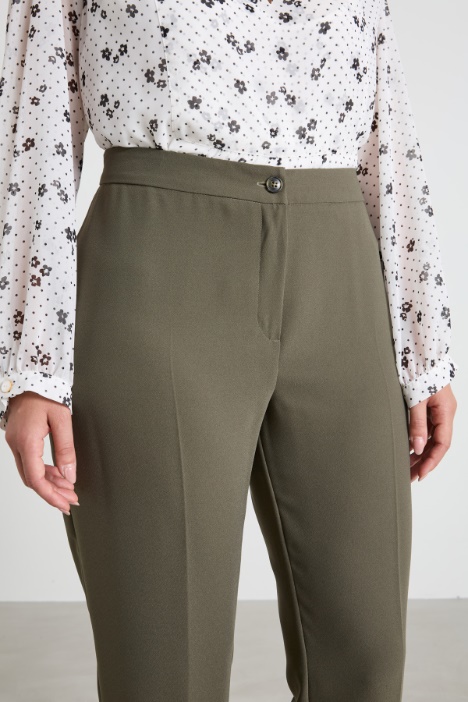 Pantaloni in crépe envers satin