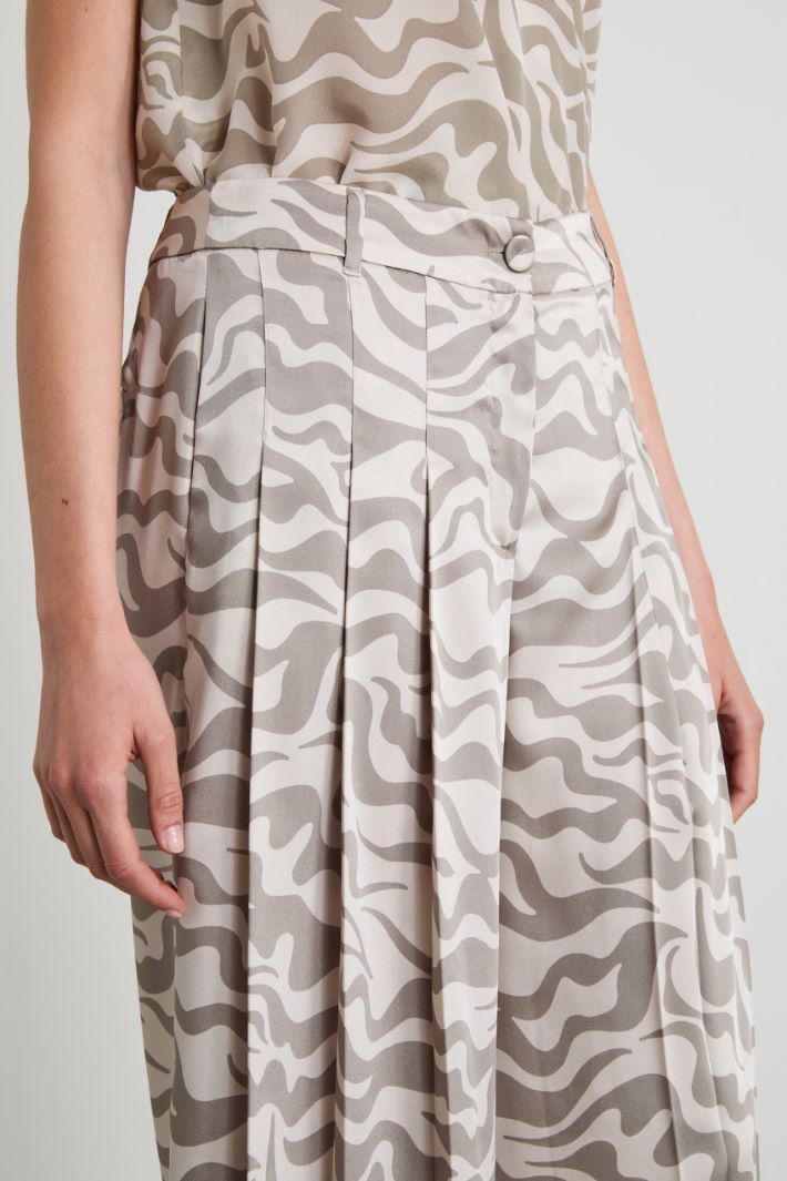 Pleated trousers in printed twill Intrend - 4