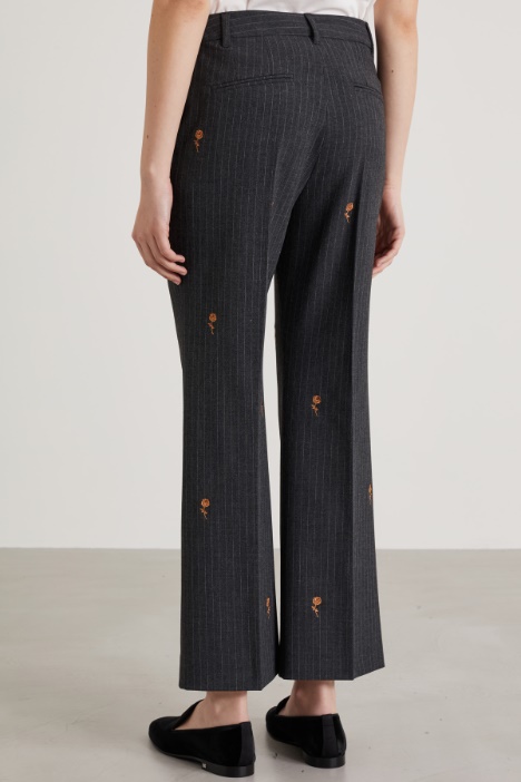 Pantaloni gessati con ricami