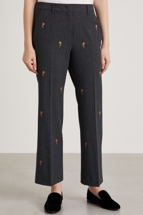 Pantaloni gessati con ricami