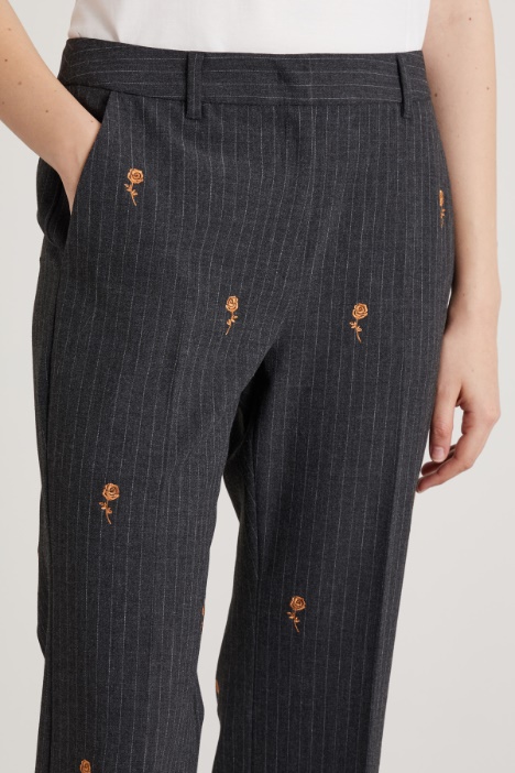 Pantaloni gessati con ricami