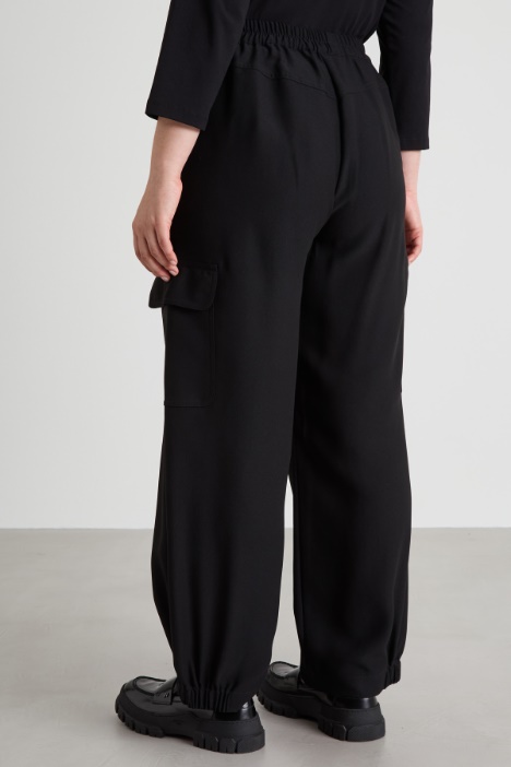 Pantaloni cargo in enver satin