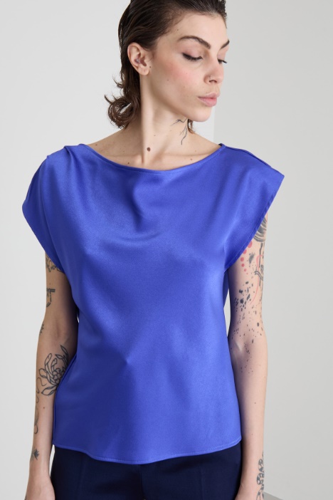 Top asimmetrico con drappeggio