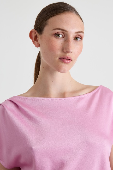 Top asimmetrico con drappeggio