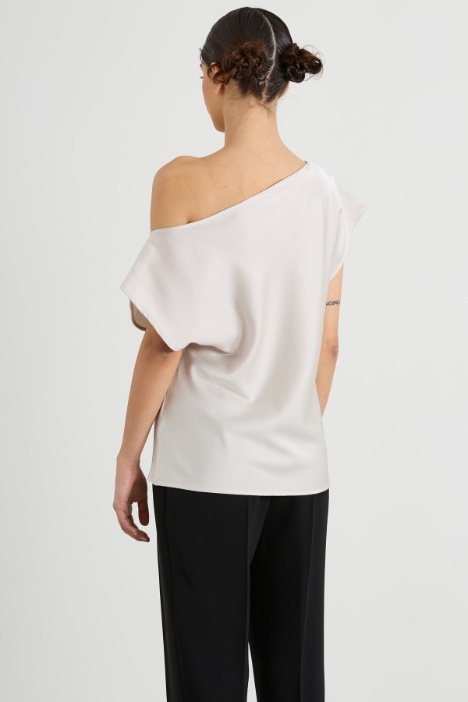 Top asimmetrico con drappeggio