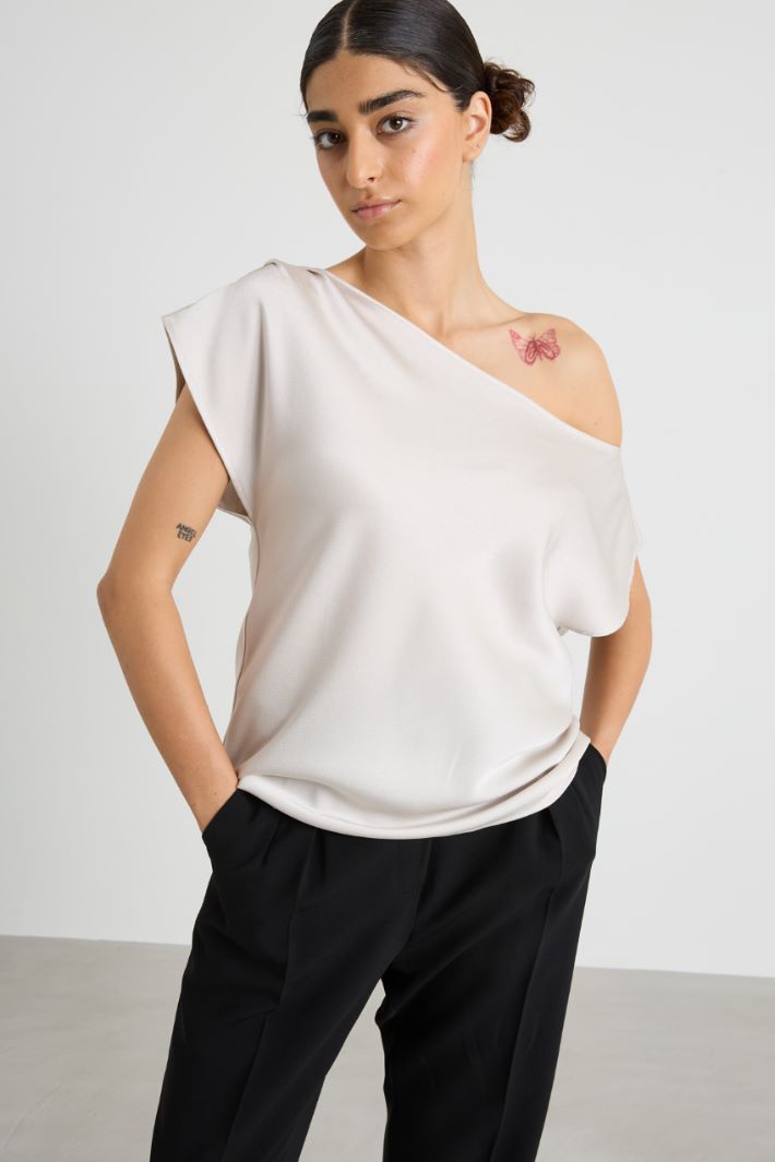 Asymmetrical draped top Intrend