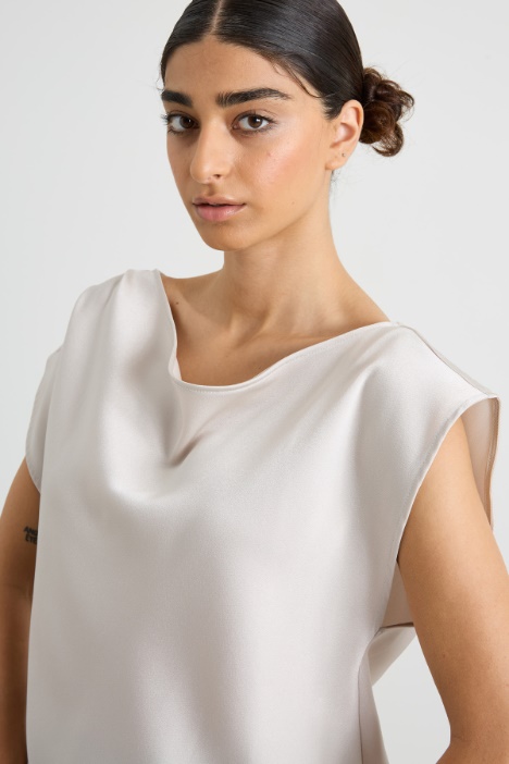 Top asimmetrico con drappeggio