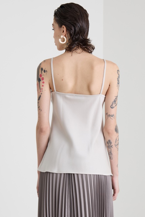 Top con scollo drappeggiato