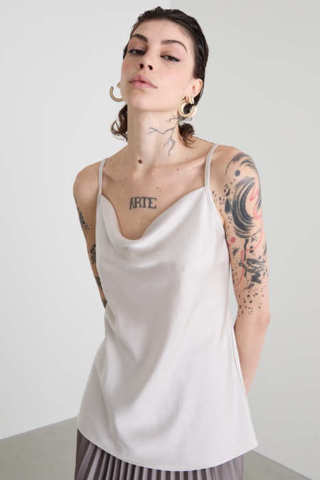 Top con scollo drappeggiato