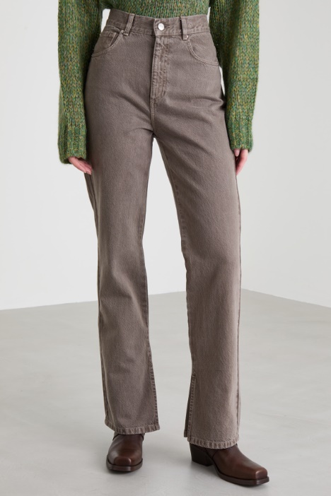 Jeans in denim con spacchi