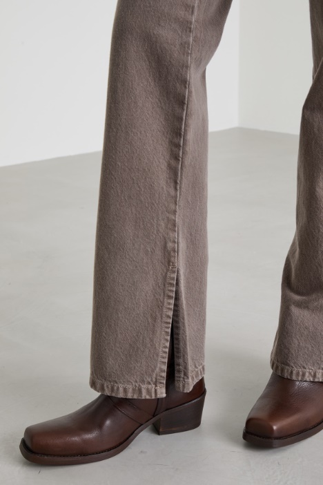 Jeans in denim con spacchi