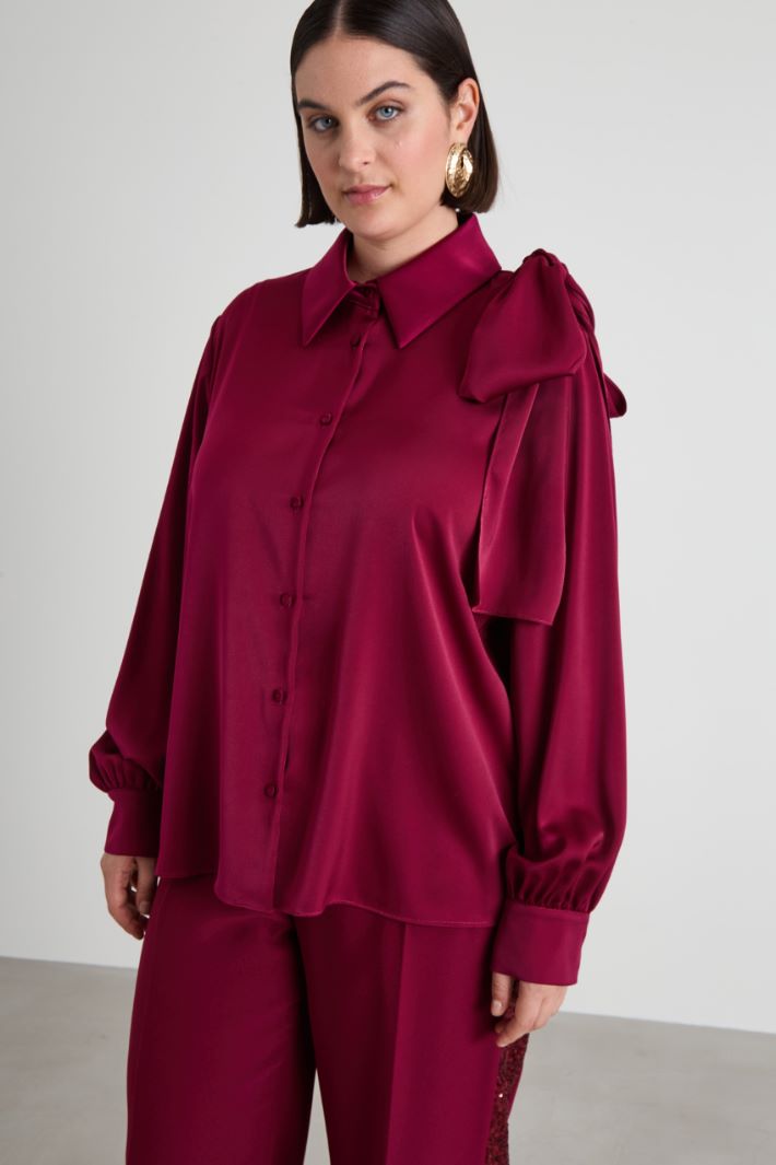 Satin blouse with sash Intrend
