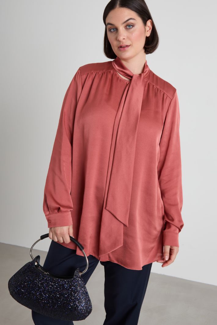 Satin shirt with sash Intrend