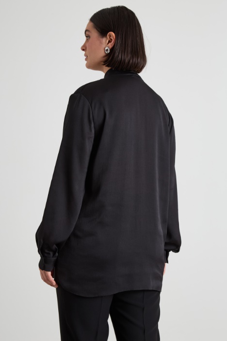 Camisa de satén con pañuelo