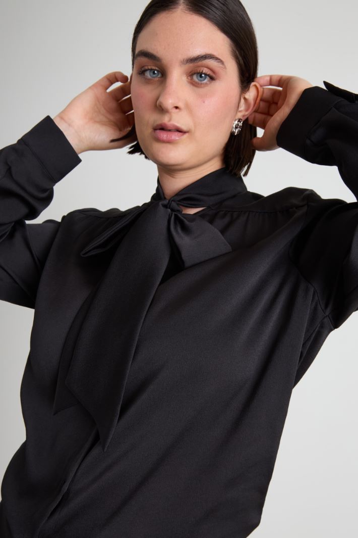Satin shirt with sash Intrend - 4