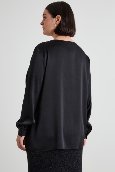 Blusa de satén con pañuelo