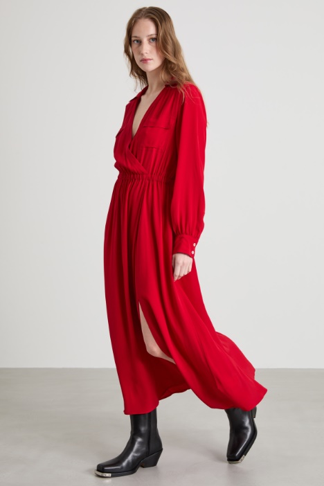 Abito con scollo incrociato