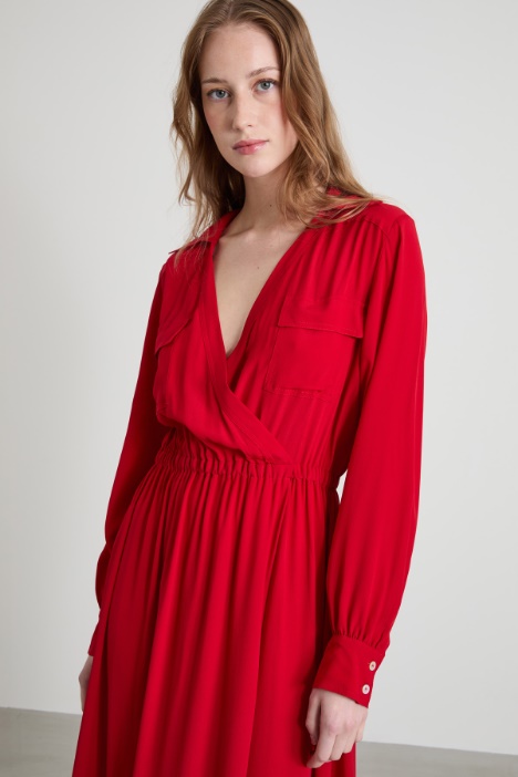 Abito con scollo incrociato