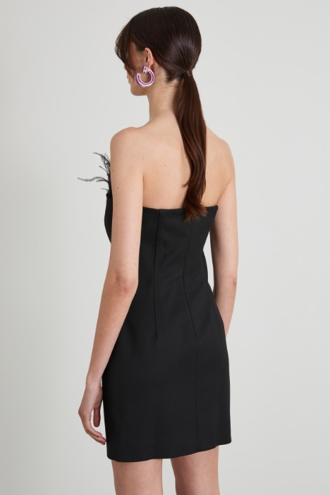 Abito a tubino con piume