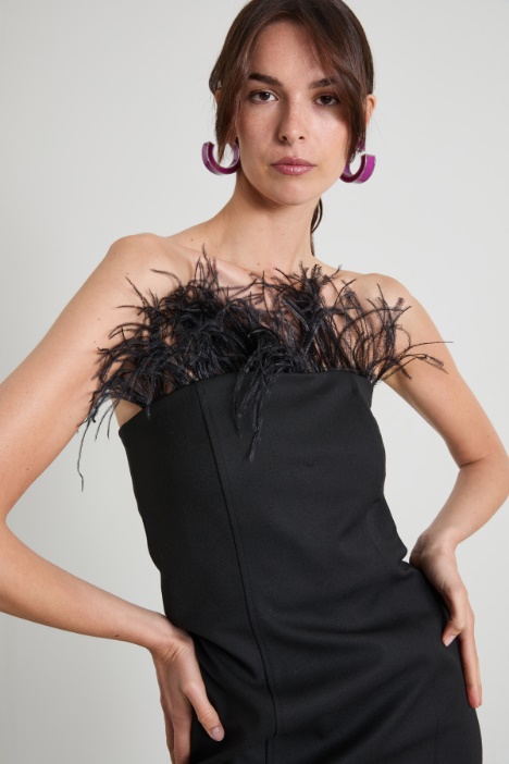 Abito a tubino con piume