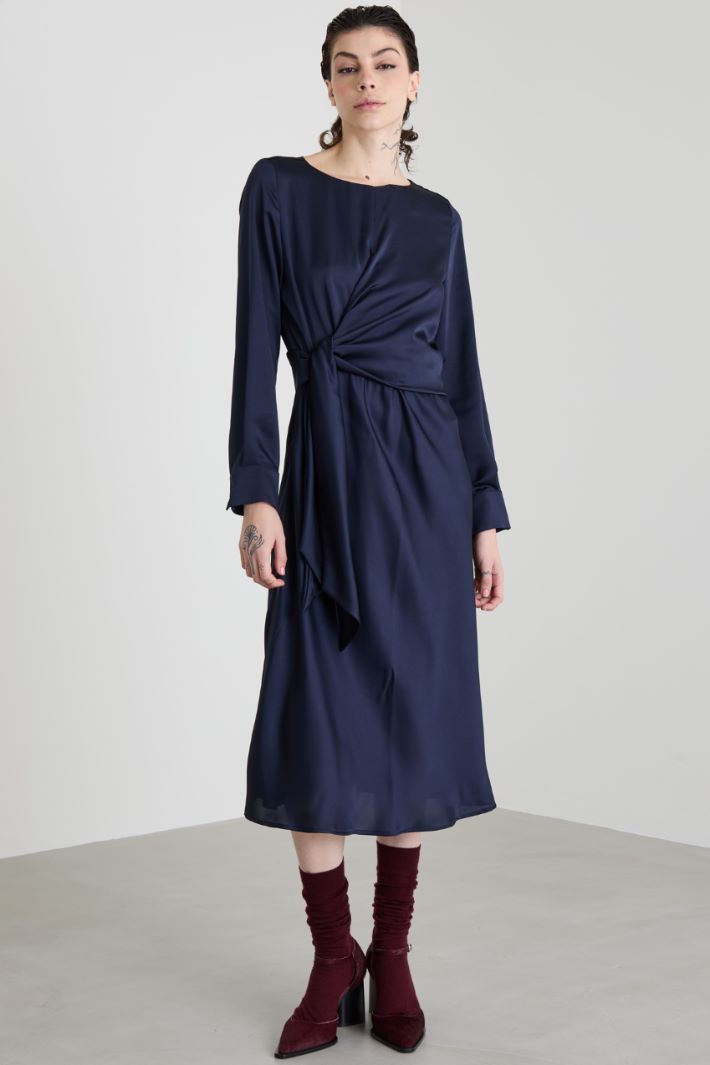 Wrap-effect satin dress Intrend - 2