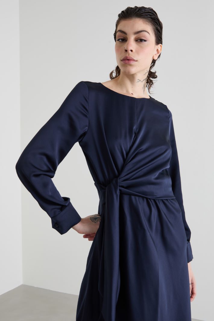 Wrap-effect satin dress Intrend - 4