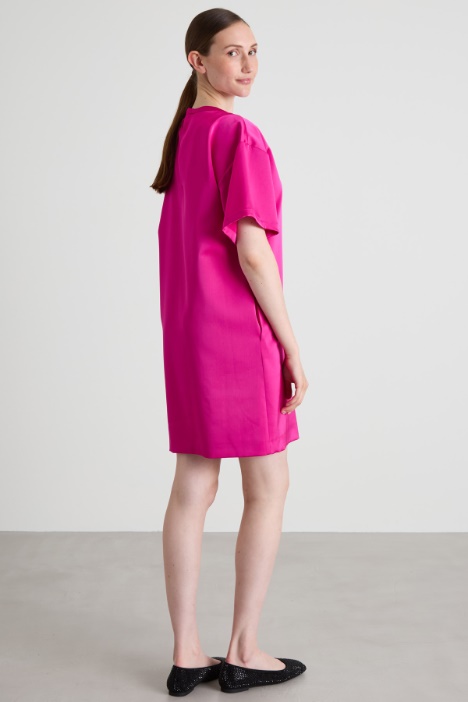 Vestido de satén con cinturón